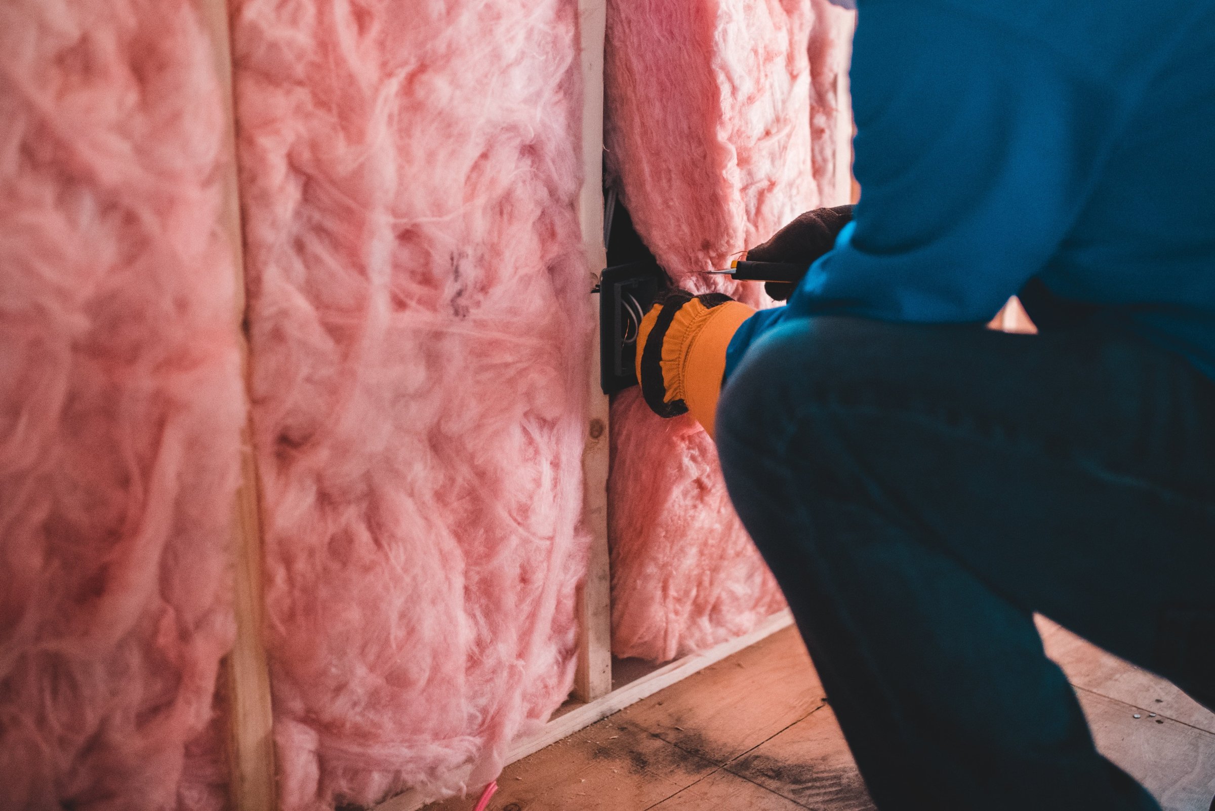 Hiring a pro versus DIY attic insulation installation